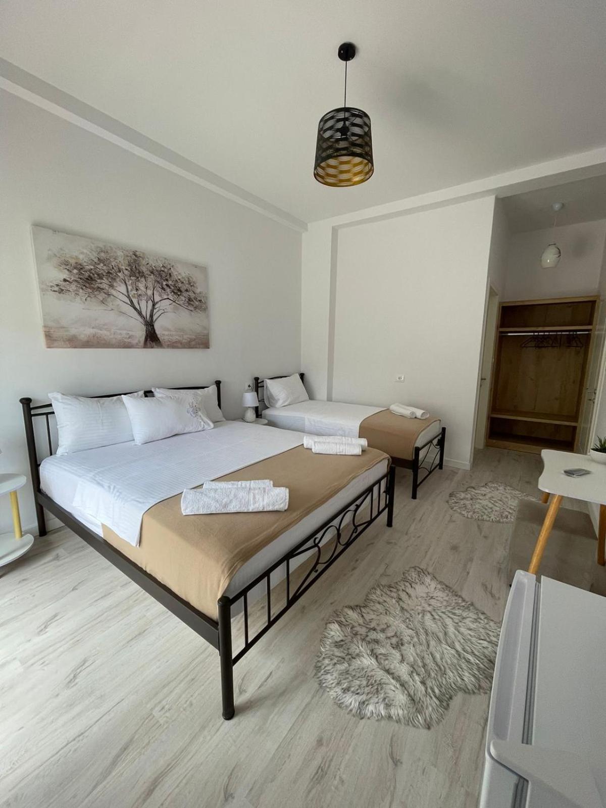 Ilvi Guesthouse Gjirokastër Esterno foto