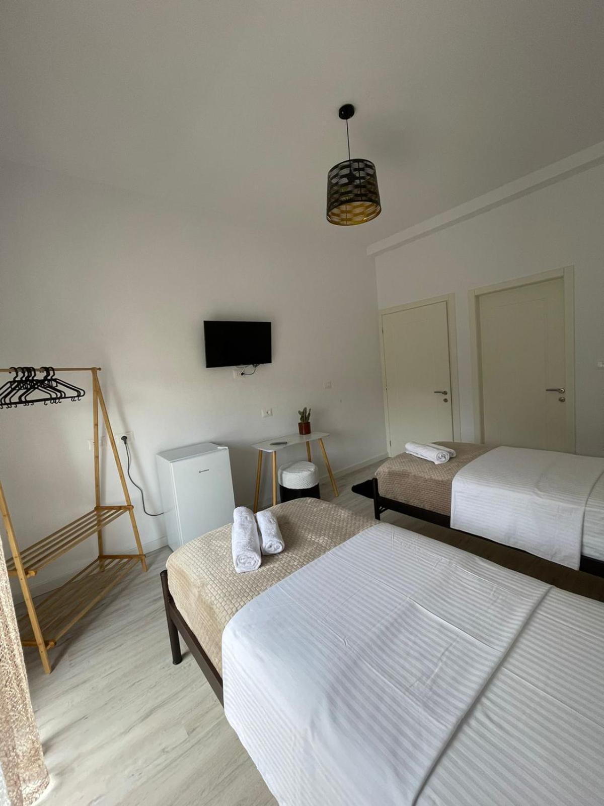 Ilvi Guesthouse Gjirokastër Esterno foto