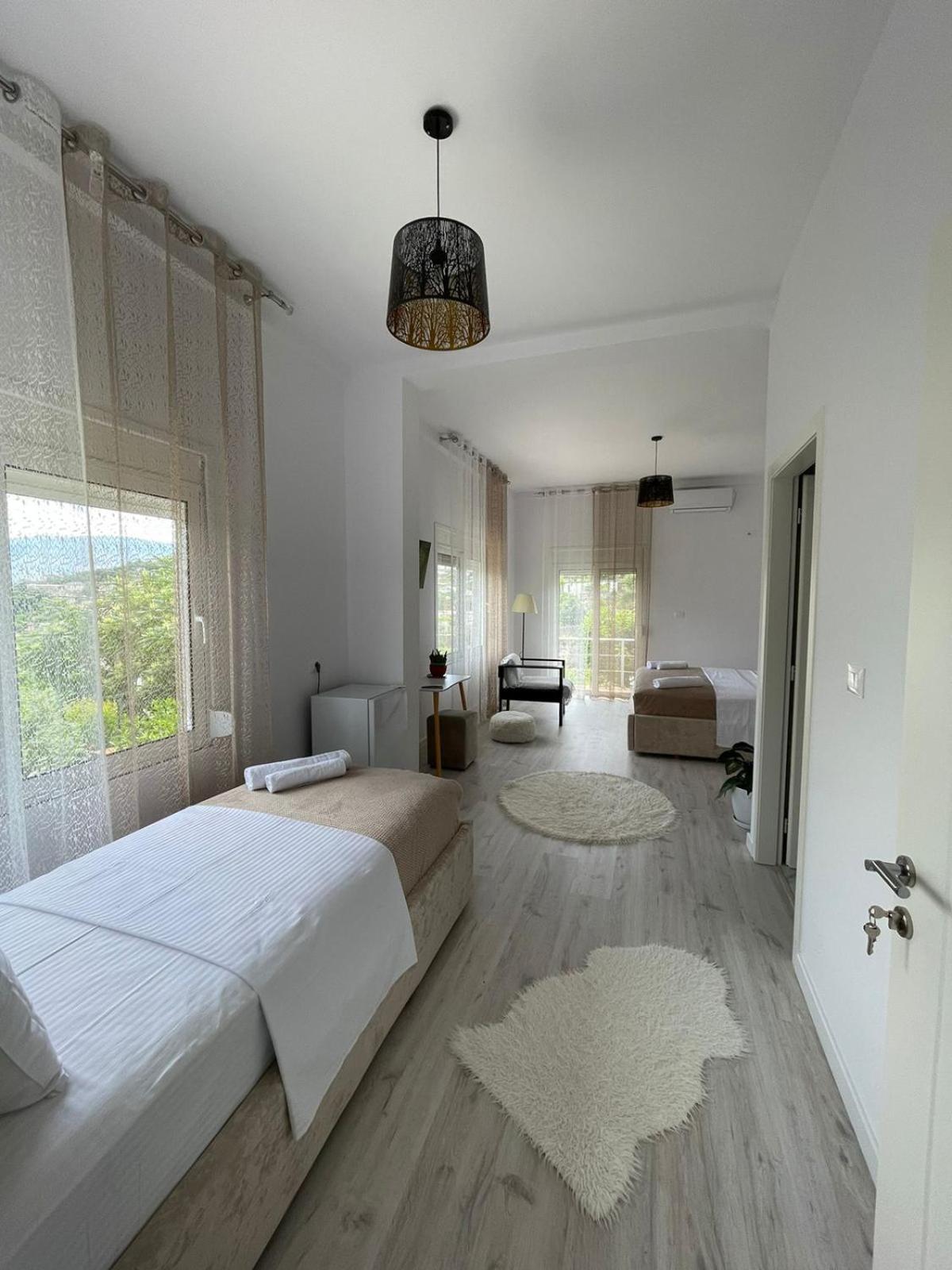 Ilvi Guesthouse Gjirokastër Esterno foto