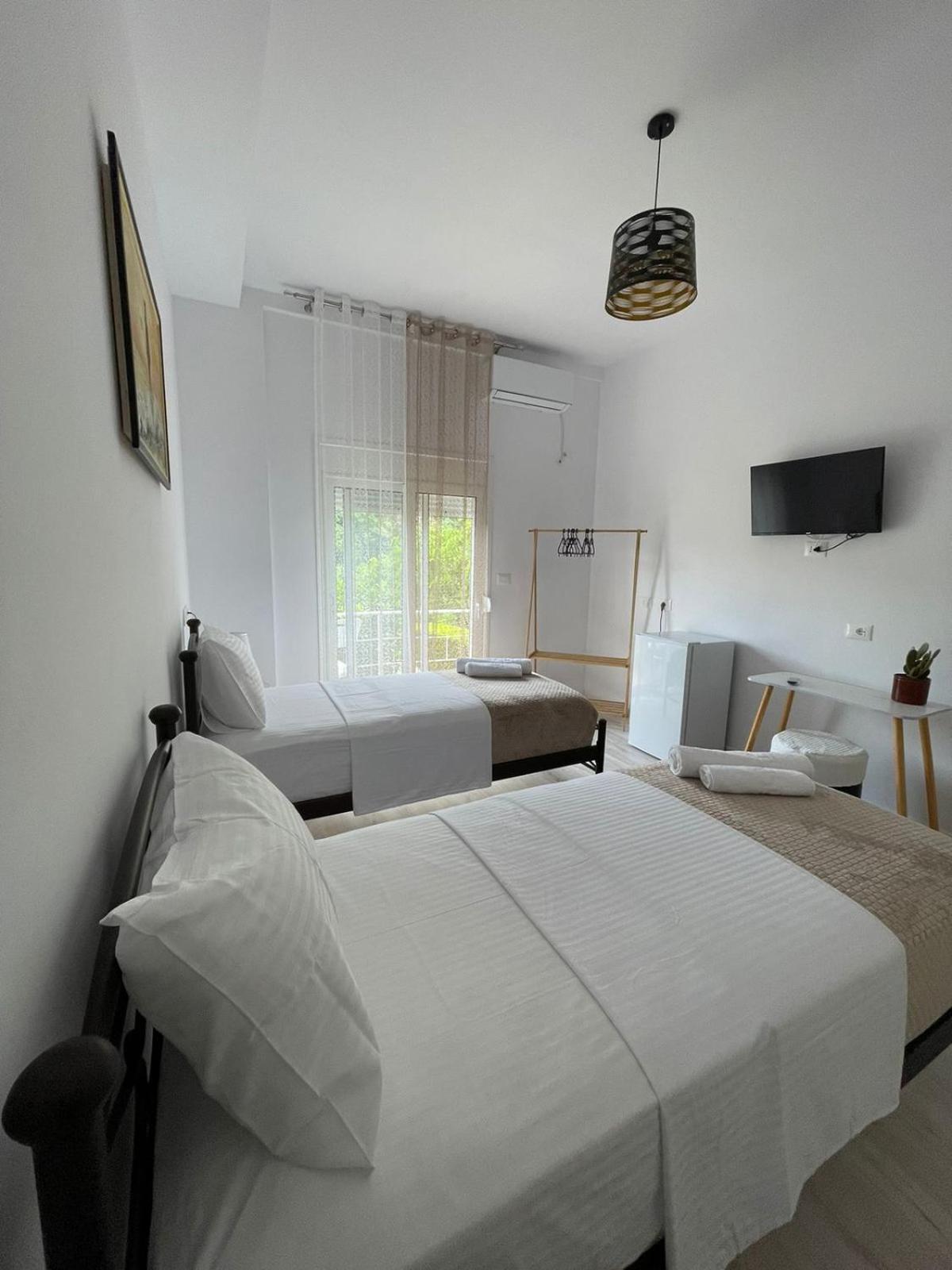 Ilvi Guesthouse Gjirokastër Esterno foto
