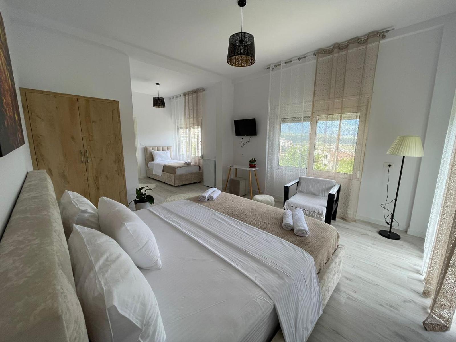 Ilvi Guesthouse Gjirokastër Esterno foto