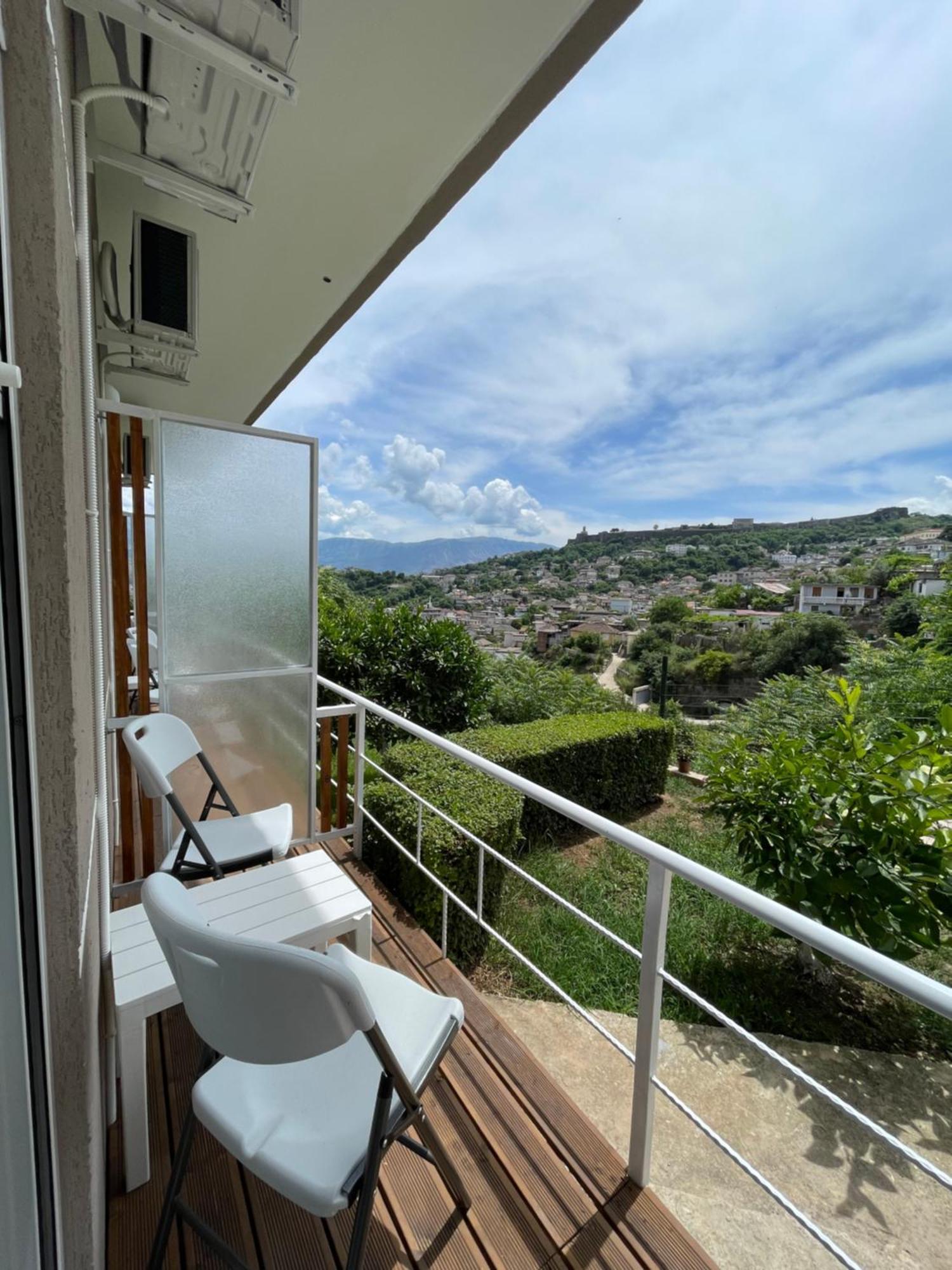 Ilvi Guesthouse Gjirokastër Esterno foto