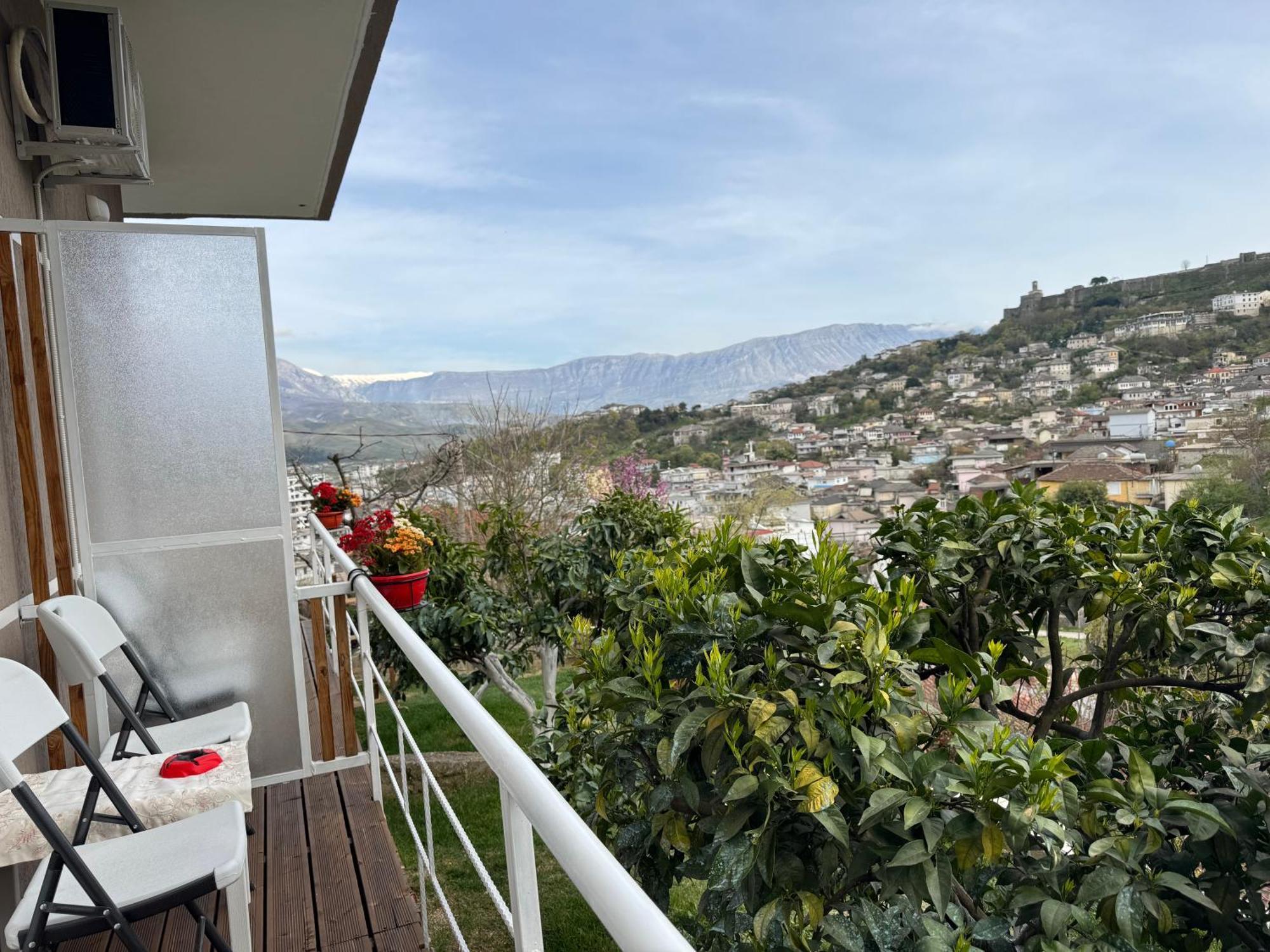 Ilvi Guesthouse Gjirokastër Esterno foto