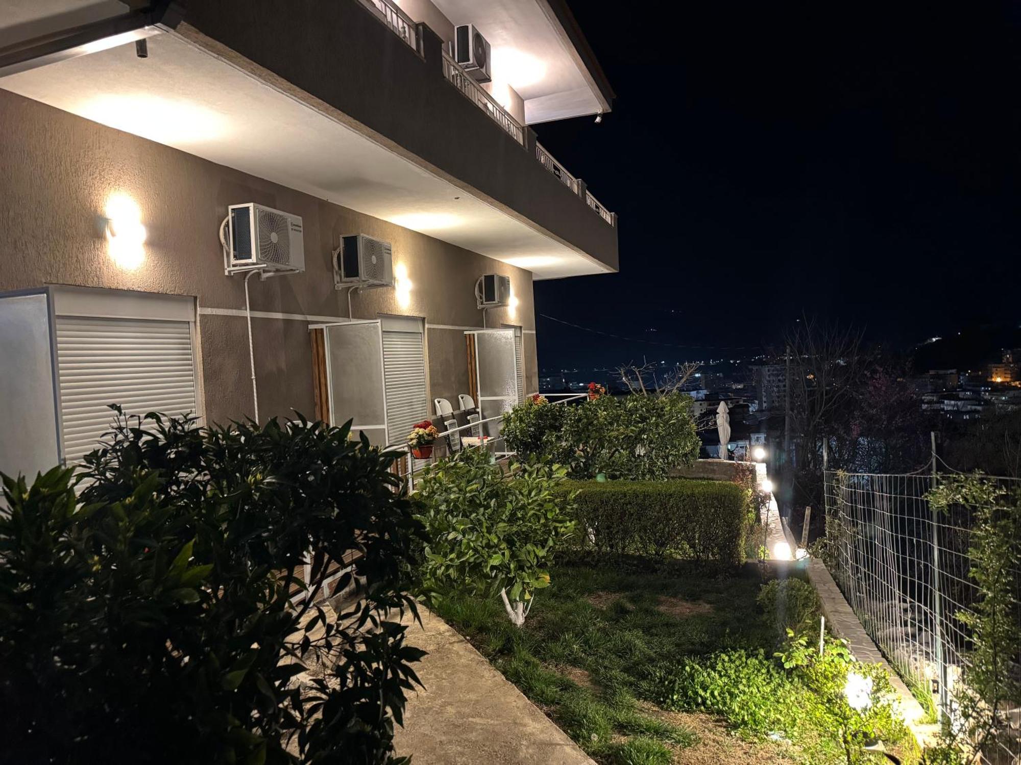 Ilvi Guesthouse Gjirokastër Esterno foto