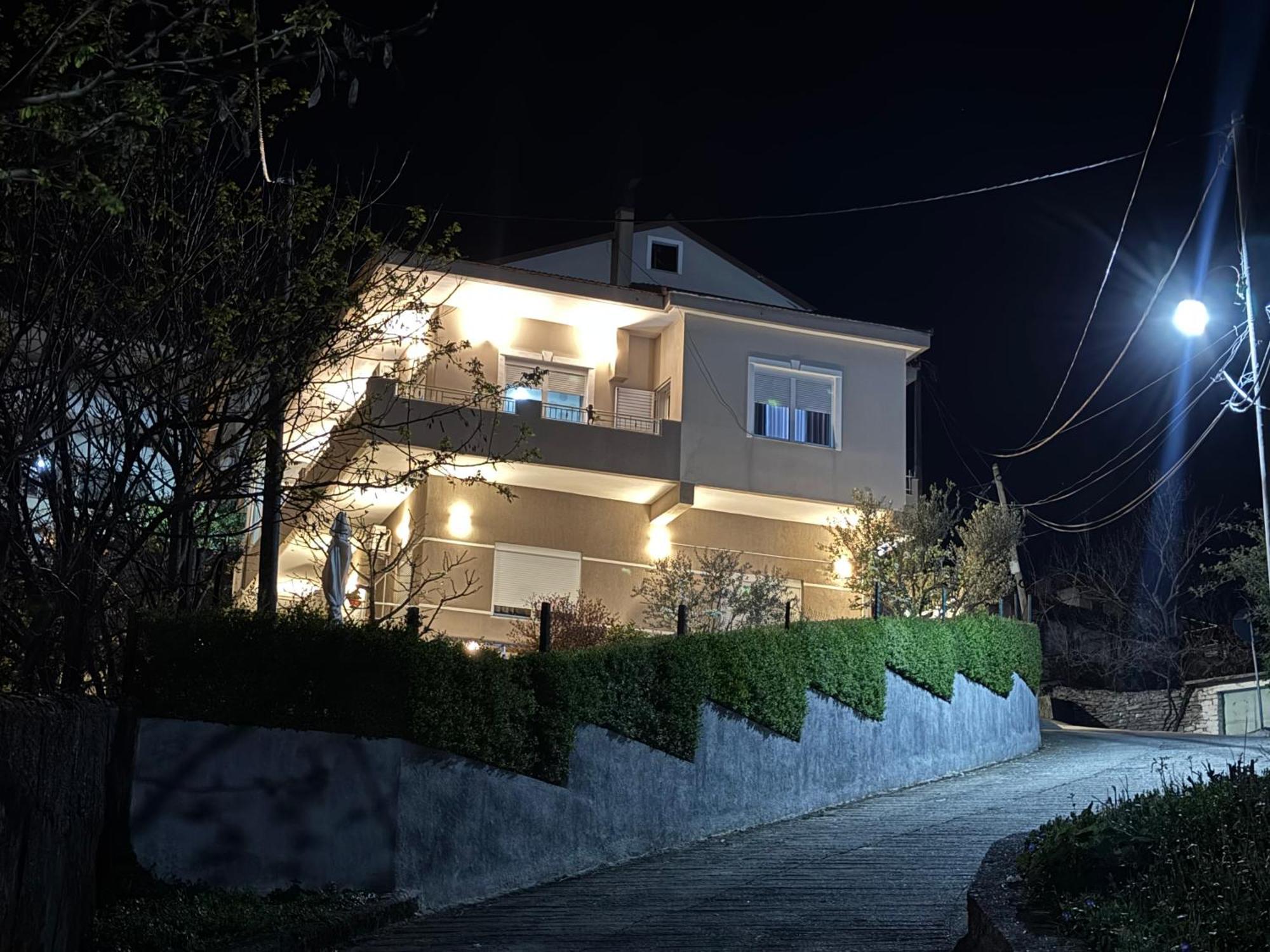 Ilvi Guesthouse Gjirokastër Esterno foto
