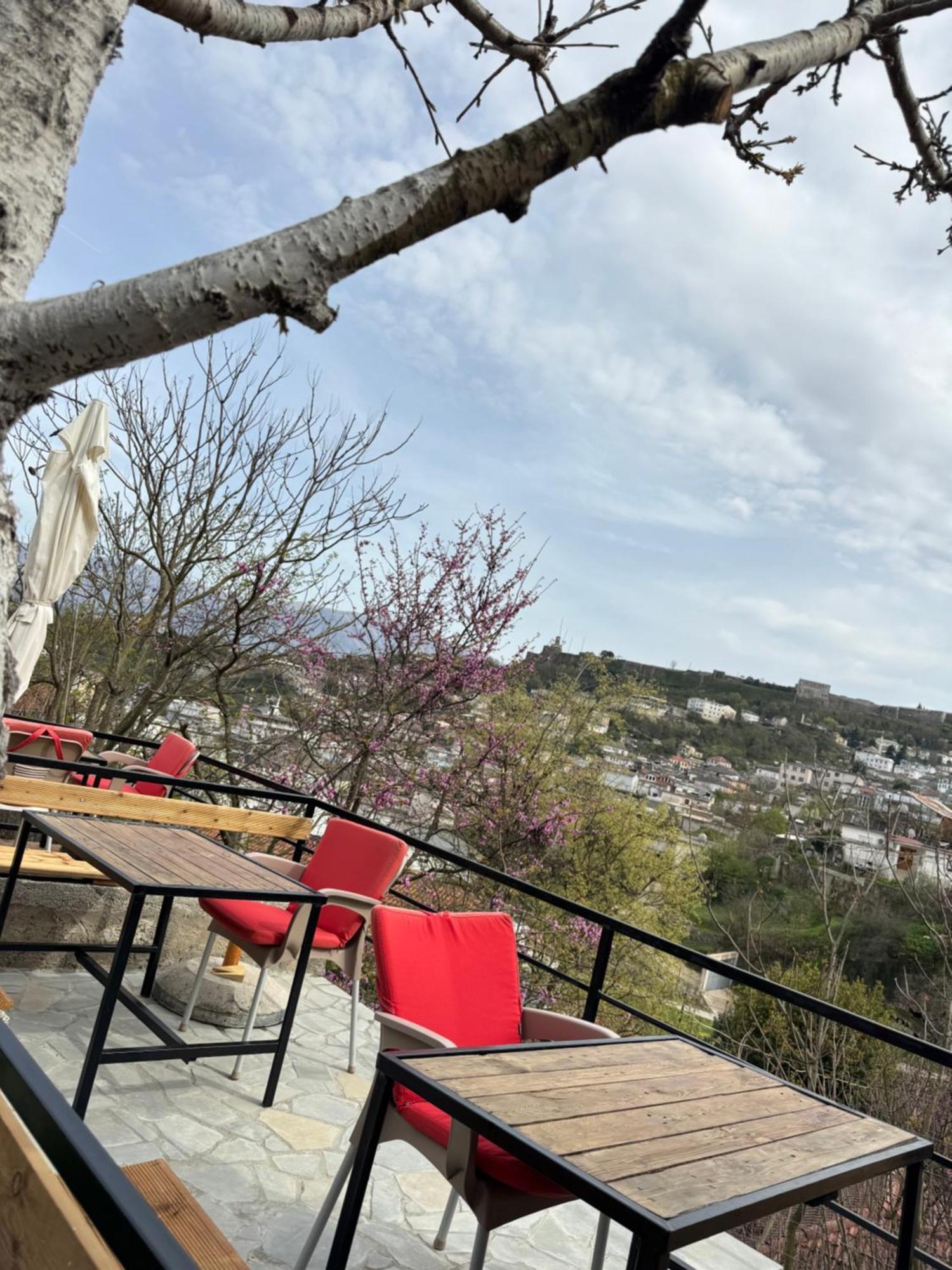 Ilvi Guesthouse Gjirokastër Esterno foto