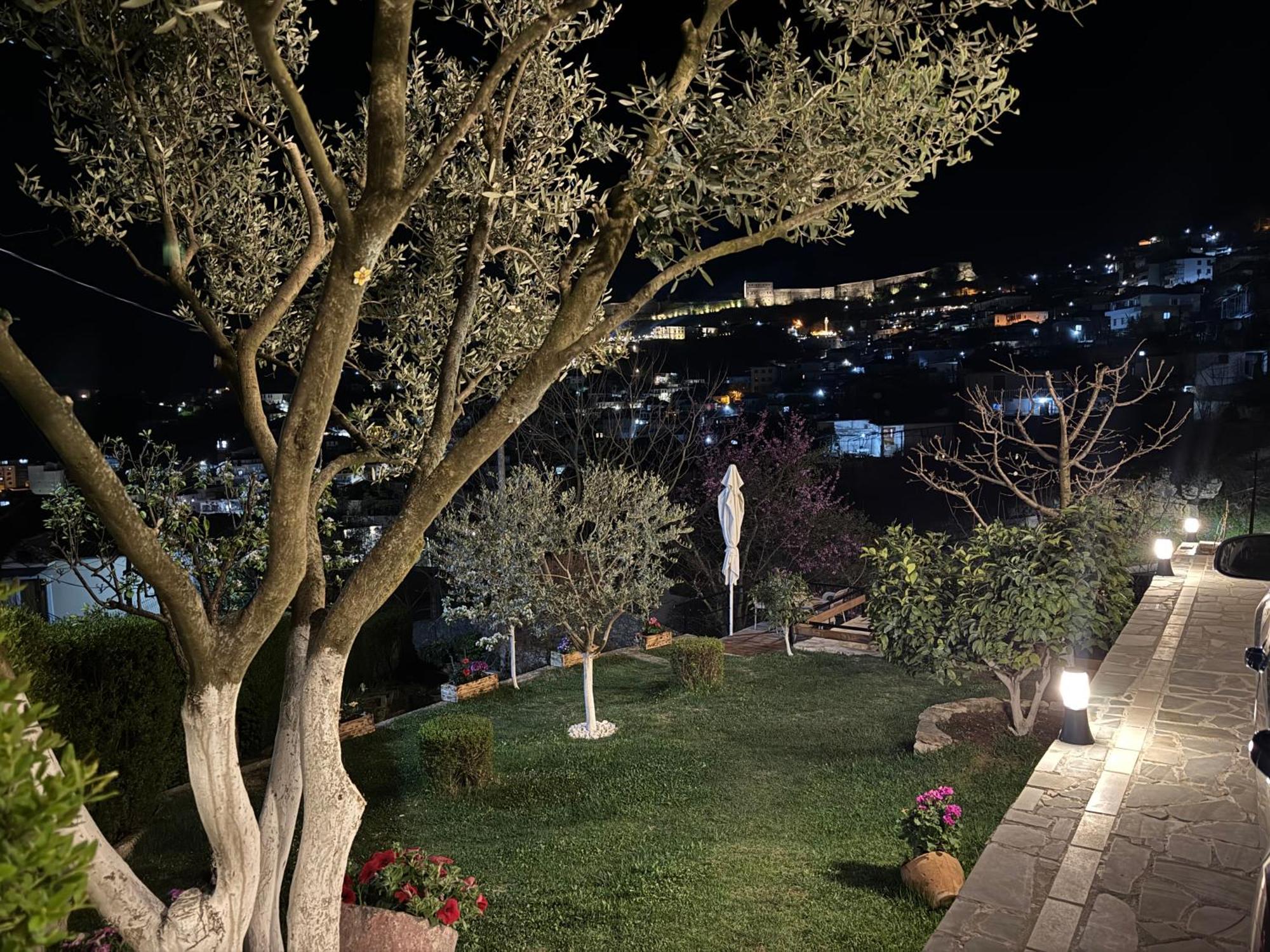 Ilvi Guesthouse Gjirokastër Esterno foto