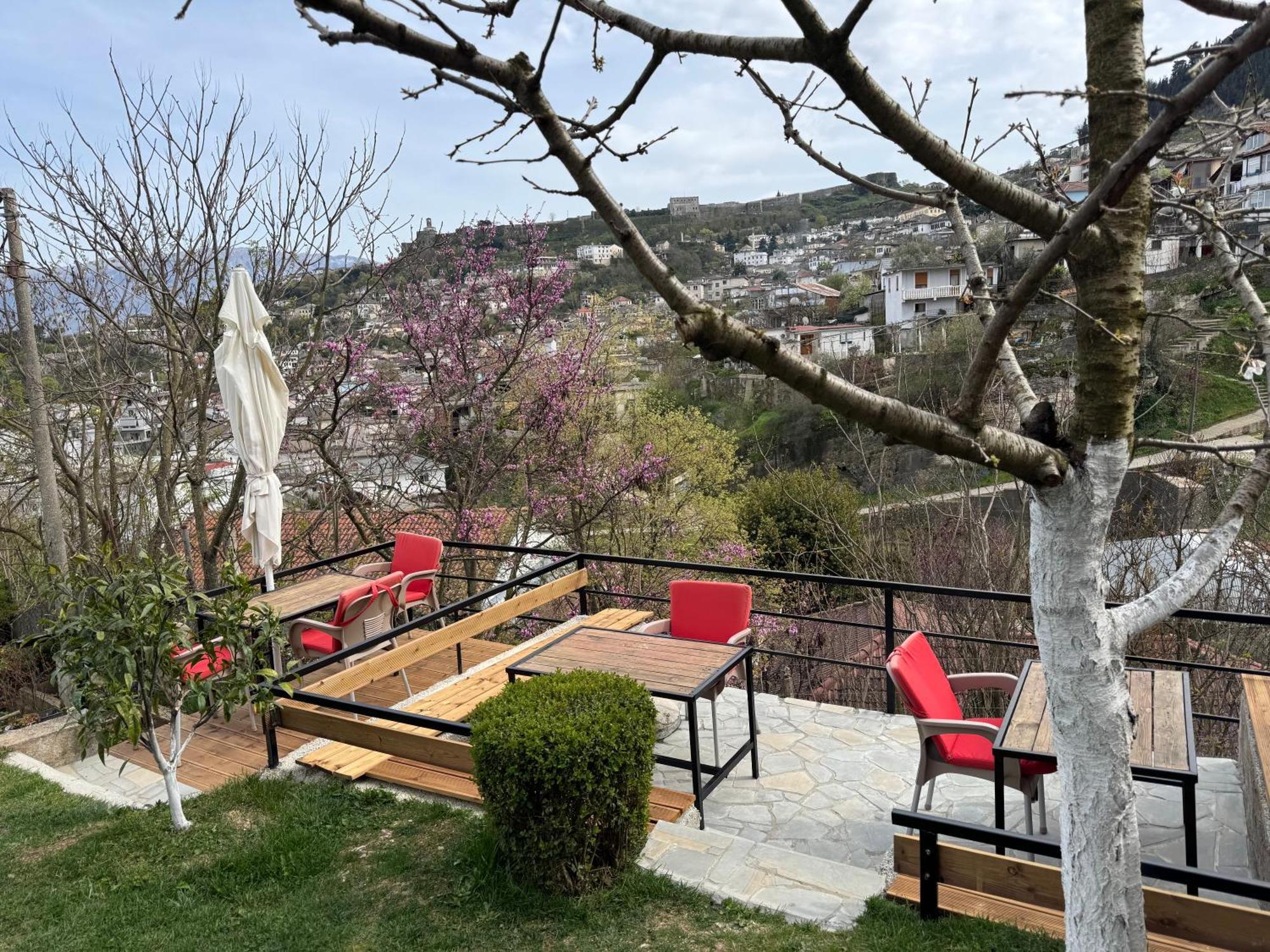 Ilvi Guesthouse Gjirokastër Esterno foto